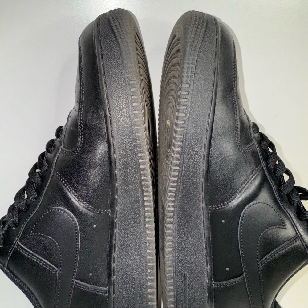 Men’s size 9.5 Nike Air Force 1 low triple black ‘07 classic sneakers popular og - Picture 7 of 11